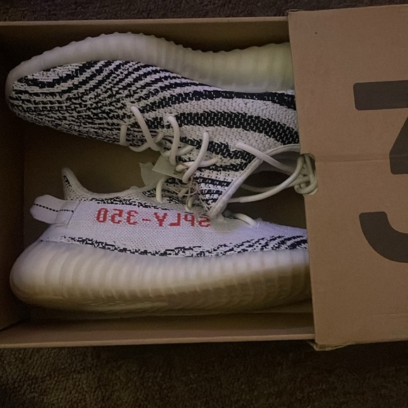 Yeezy’s size 9 1/2.. YZY 350 V2  zebra printed Yeezy’s main image 4
